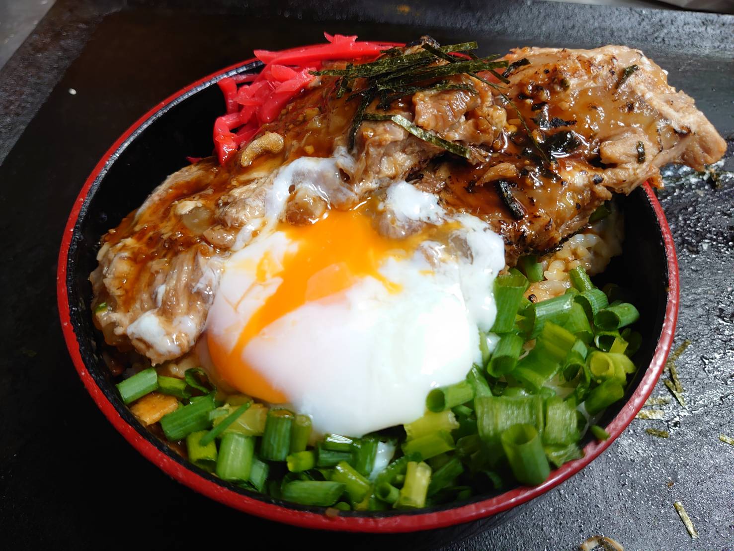 9 アイル_温玉入とろけるポークリブステーキ丼1713849080981.jpg